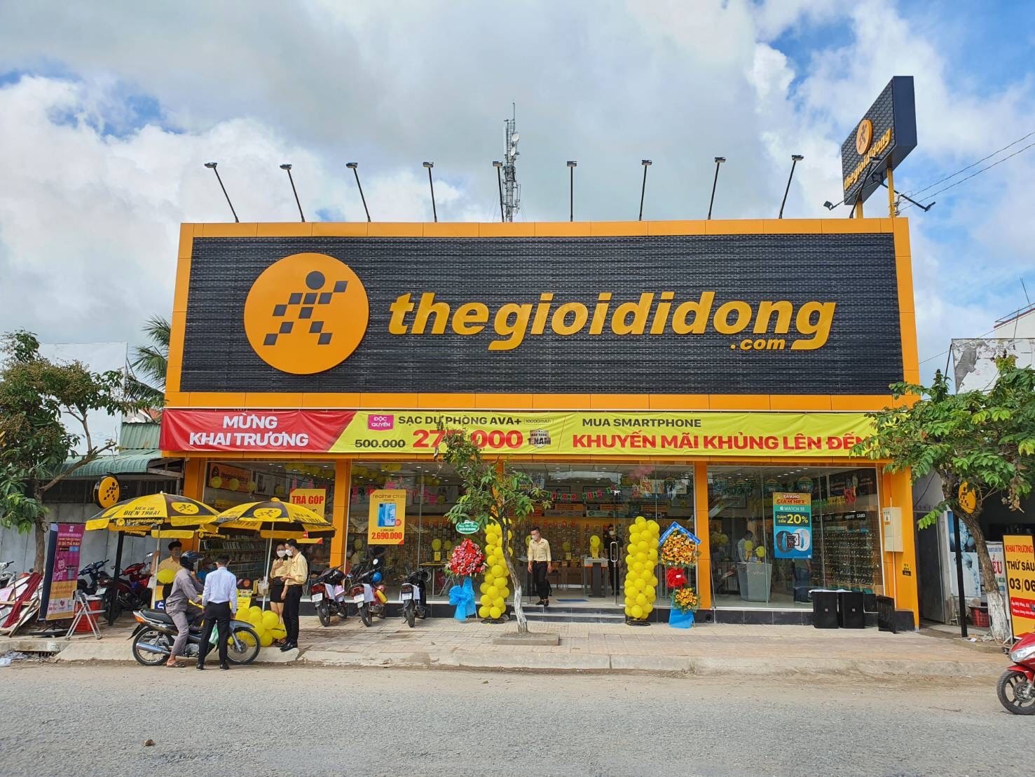 Lợi nhuận lao dốc, nhân viên ồ ạt nghỉ việc, điều gì đang xảy ra với Thế giới di động?