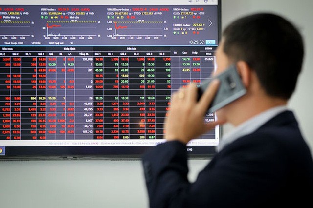 Sắc đỏ bao phủ thị trường, VN-Index quay đầu giảm sâu sau kỳ nghỉ lễ
