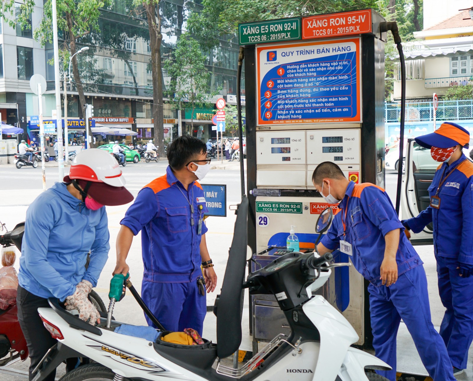 Giá thế giới hạ nhiệt, vì sao giá xăng trong nước tăng kỷ lục?