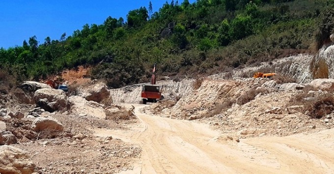 Bình Định: Núp bóng dự án làm đường, 'rút ruột' tài nguyên trái phép, thu lợi bất chính