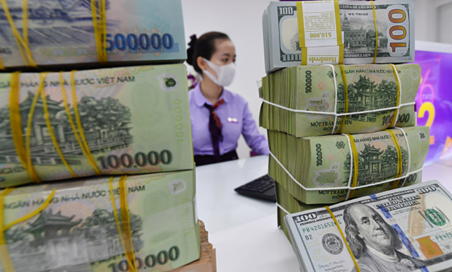 Giá vàng tiếp tục suy giảm, USD neo mức cao