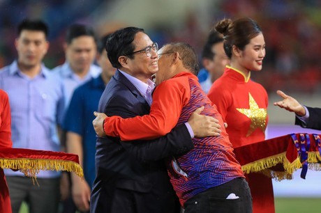 Thủ tướng: 'Tất cả chúng ta đều muốn hô Việt Nam vô địch, Việt Nam chiến thắng'