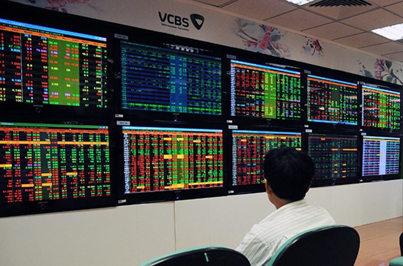 Cổ phiếu chứng khoán khởi sắc, VN-Index tăng nhẹ