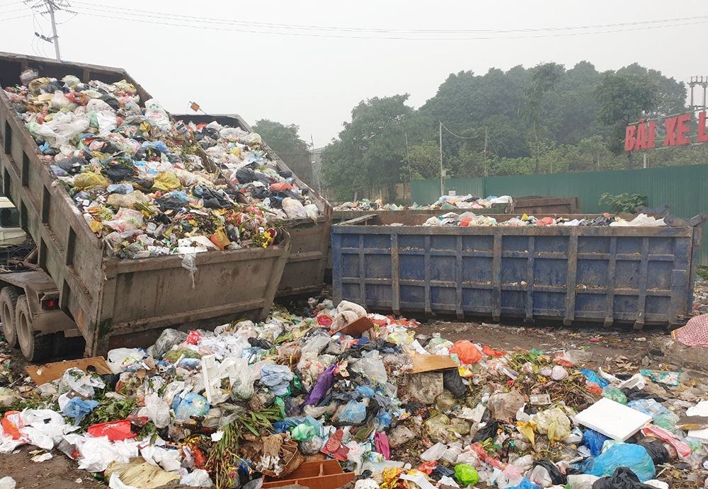 Bãi rác lộ thiên tại đường gom cao tốc Pháp Vân - Cầu Giẽ gây ô nhiễm, nhiều người dân bức xúc