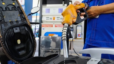 Giá xăng tiếp tục lập kỷ lục mới, vượt 31.500 đồng/lít