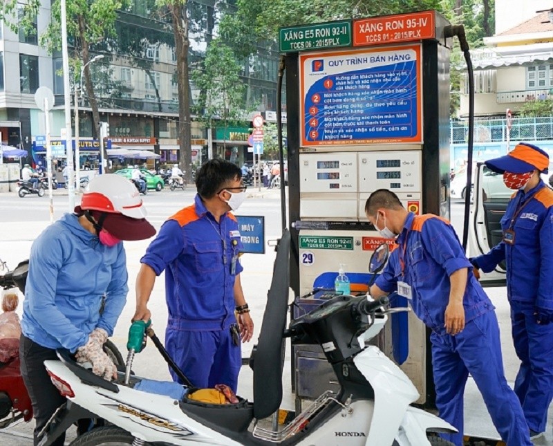 Bình ổn giá xăng dầu trong nước ở mức cho phép là điều cần thiết