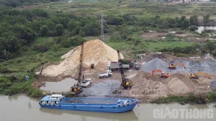 TP.HCM: Cận cảnh những bến không phép, cát vun thành núi sát sà lan cảng vụ