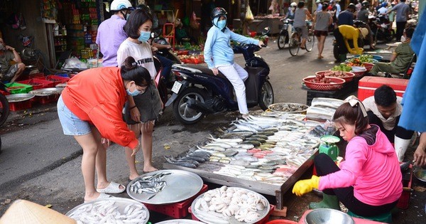 Xăng tăng, bão giá ngấm vào bữa ăn