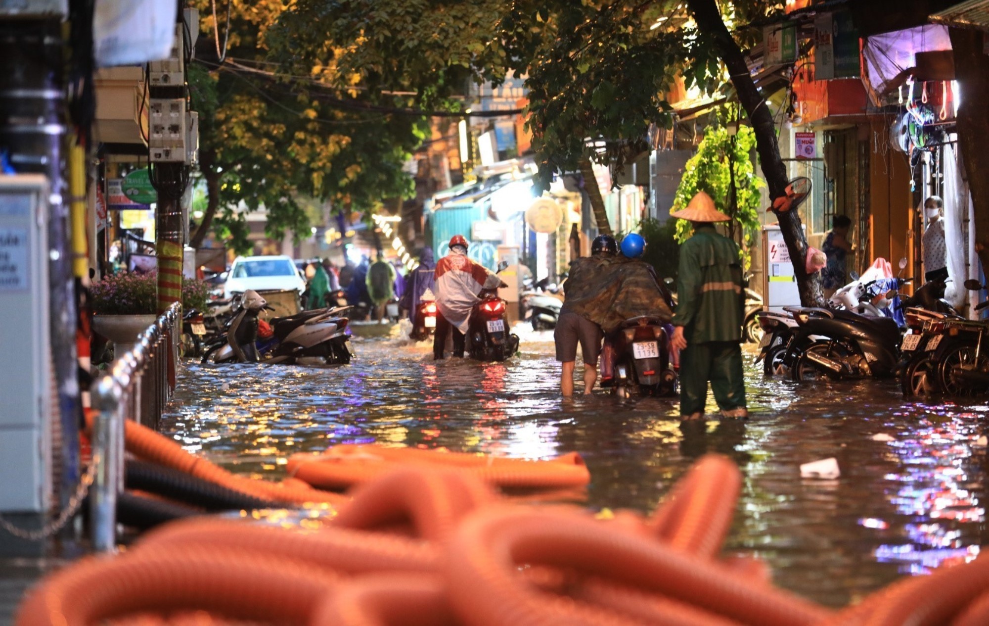 Vì sao cả thập kỷ hàng trăm hộ dân Thủ đô chịu cảnh úng ngập mỗi khi mưa lớn?