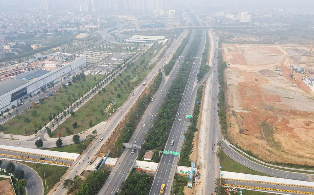 Công trường dự án mở rộng đường gom đại lộ Thăng Long: Nhếch nhác, mất ATGT