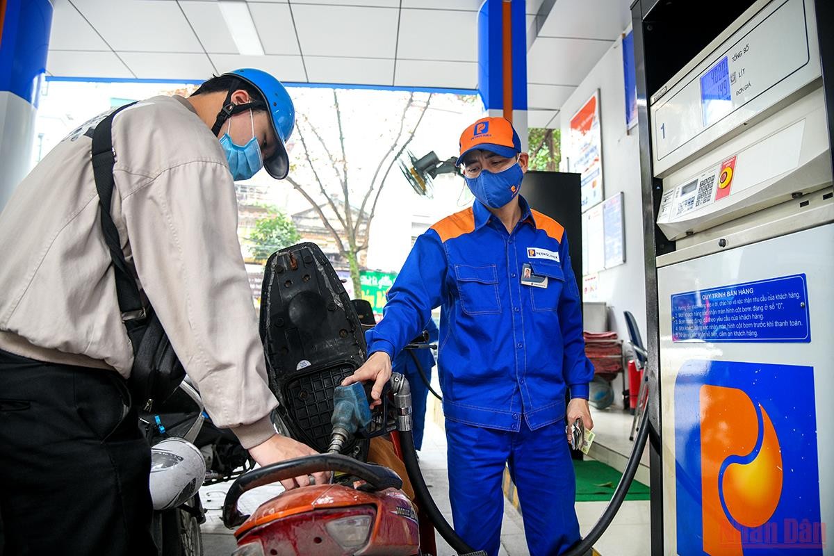 Giá xăng trong nước trước áp lực tăng lần thứ 6 liên tiếp