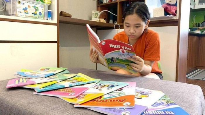 Yêu cầu giảm giá SGK, nghiêm cấm việc ép buộc mua sách tham khảo