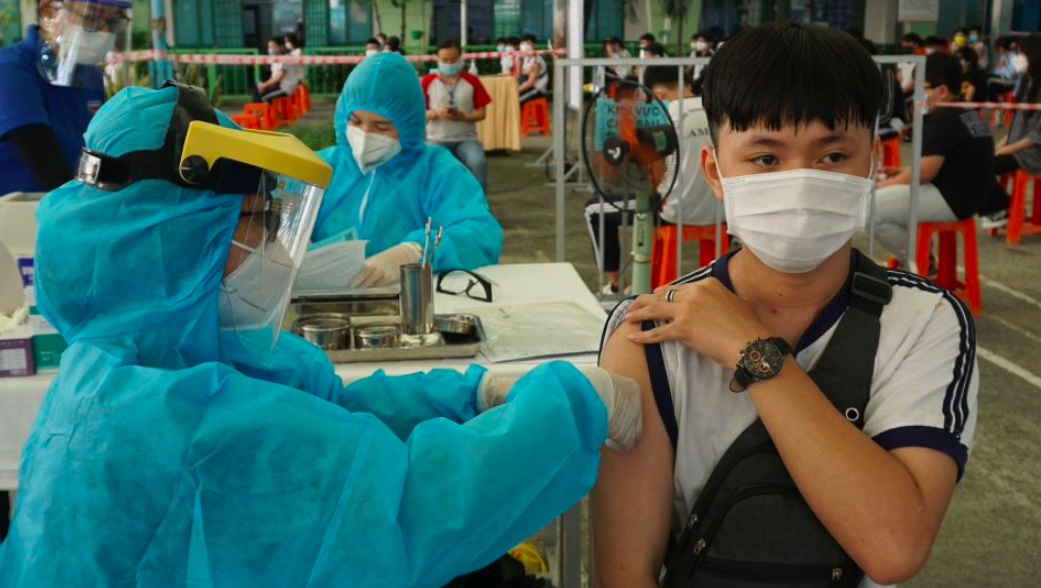 Bộ Y tế: Trẻ 12-17 tuổi tiêm mũi 3 vaccine COVID-19 sau mũi 2 ít nhất 5 tháng