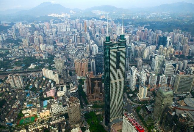 Vì sao Hong Kong bị Thâm Quyến qua mặt?