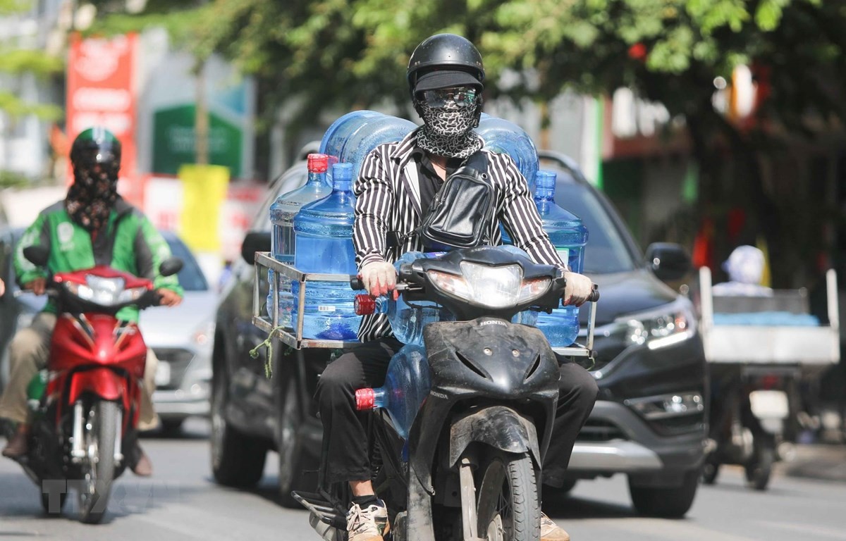 Miền Bắc và Trung Bộ bước vào đỉnh điểm nắng nóng, Hà Nội nền nhiệt lên tới 39 độ