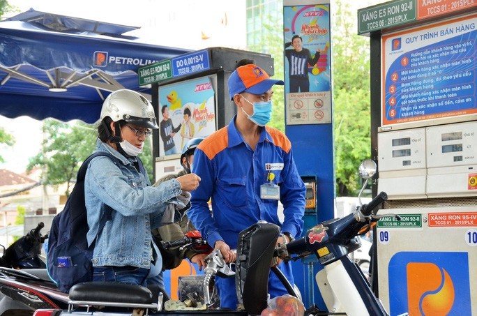 Điêu đứng vì giá xăng tăng
