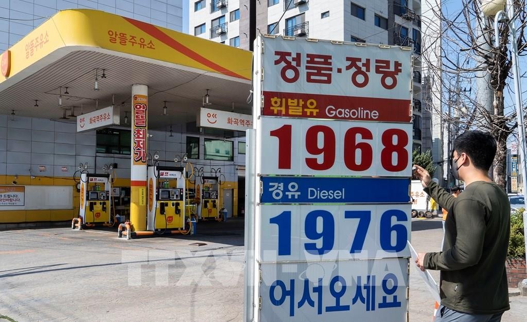 'Cơn bão' giá dầu và những hệ lụy đối với nền kinh tế toàn cầu