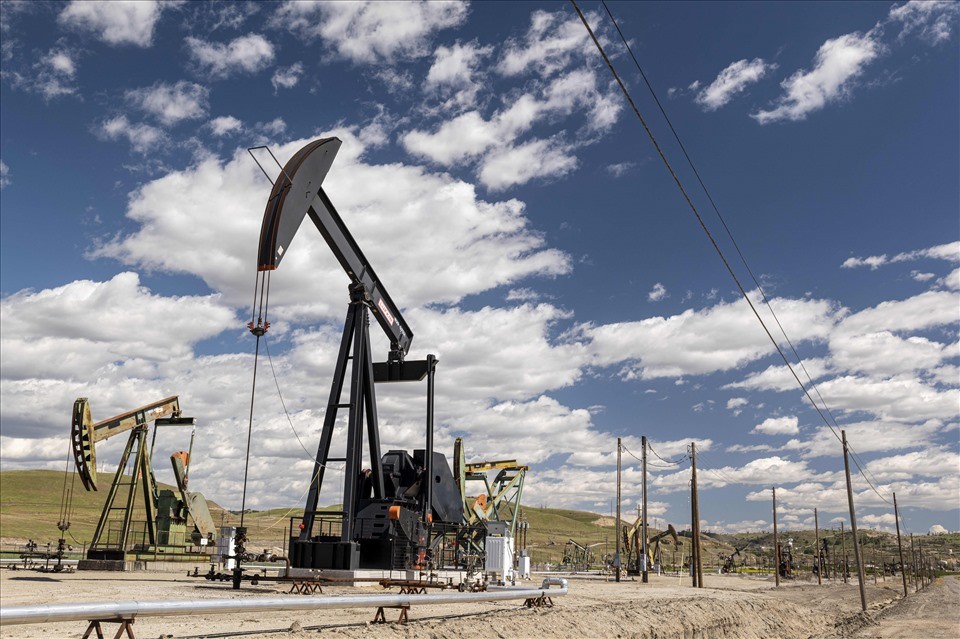 Quyết định tăng sản lượng dầu của OPEC+ không thể 'cứu vãn' giá xăng