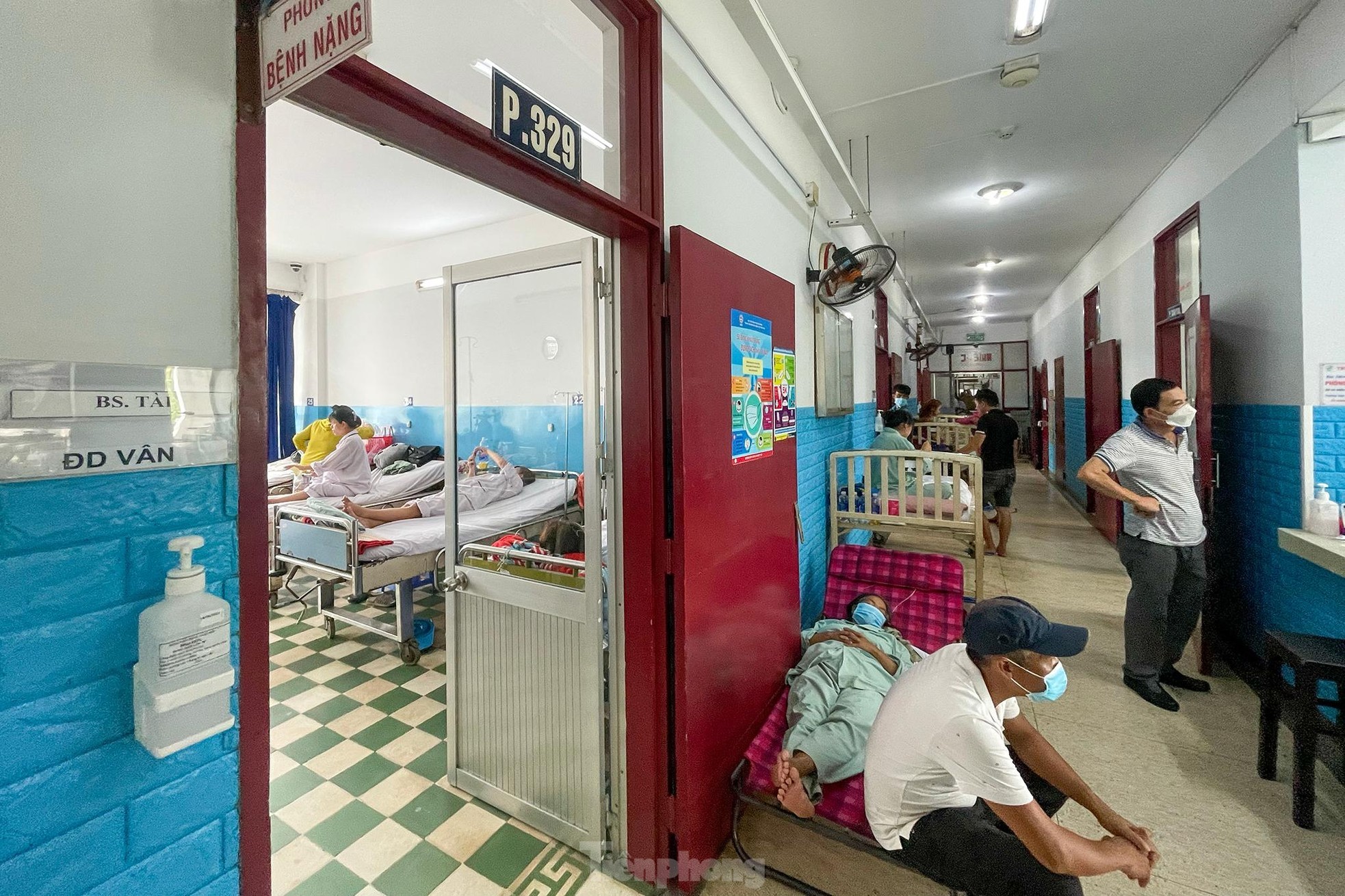 Sốt xuất huyết bùng phát phức tạp, bệnh nhân nằm hành lang điều trị vì quá tải