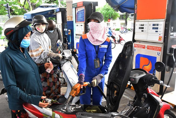 Giá xăng trong nước vừa giảm nhẹ, giá xăng nhập giảm mạnh