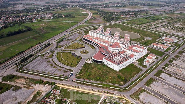 Cận cảnh bệnh viện Bạch Mai cơ sở 2 cổng đóng then cài hoang hóa nhanh chóng