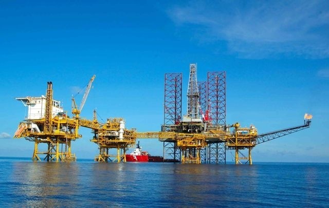 Giá dầu thô đột ngột tăng trở lại