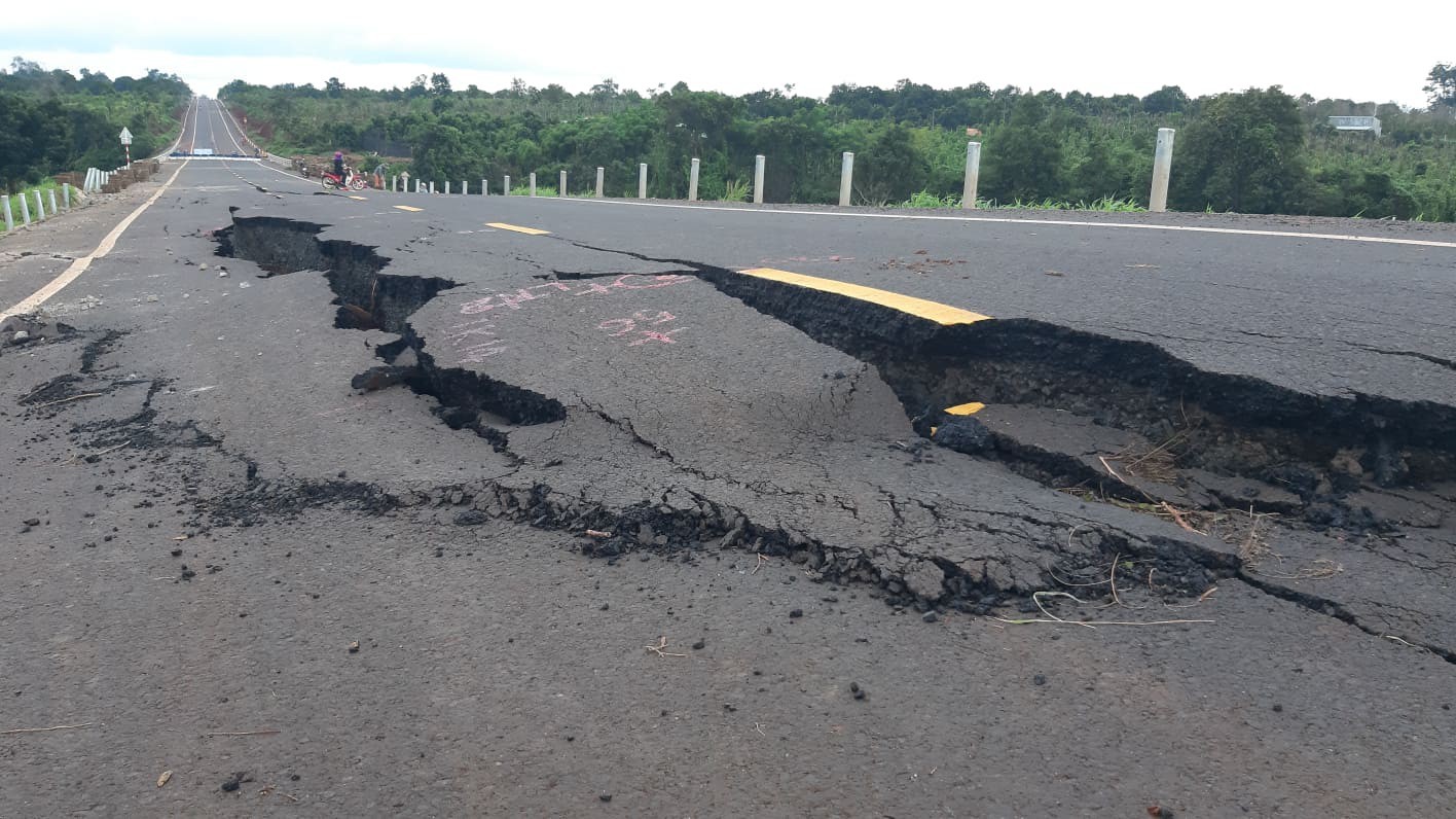 Đường vừa đưa vào sử dụng đã vỡ toác như gặp động đất