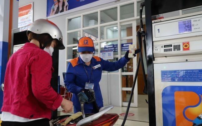 Giá xăng giảm hơn 3.000 đồng/lít