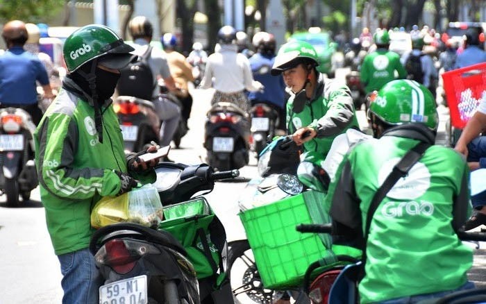Tài xế và khách hàng bối rối với phí 'nắng nóng' của Grab