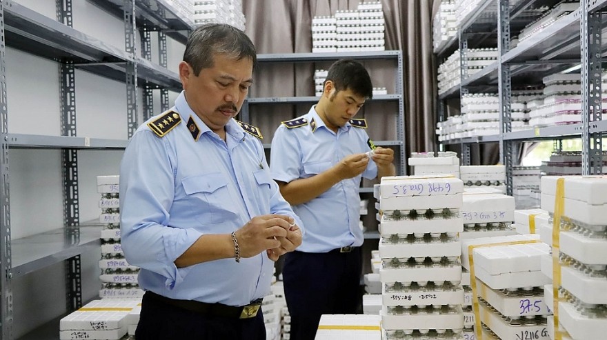 Hà Nội: Triệt phá cơ sở phù phép kính áp tròng Trung Quốc thành hàng 'Korea'