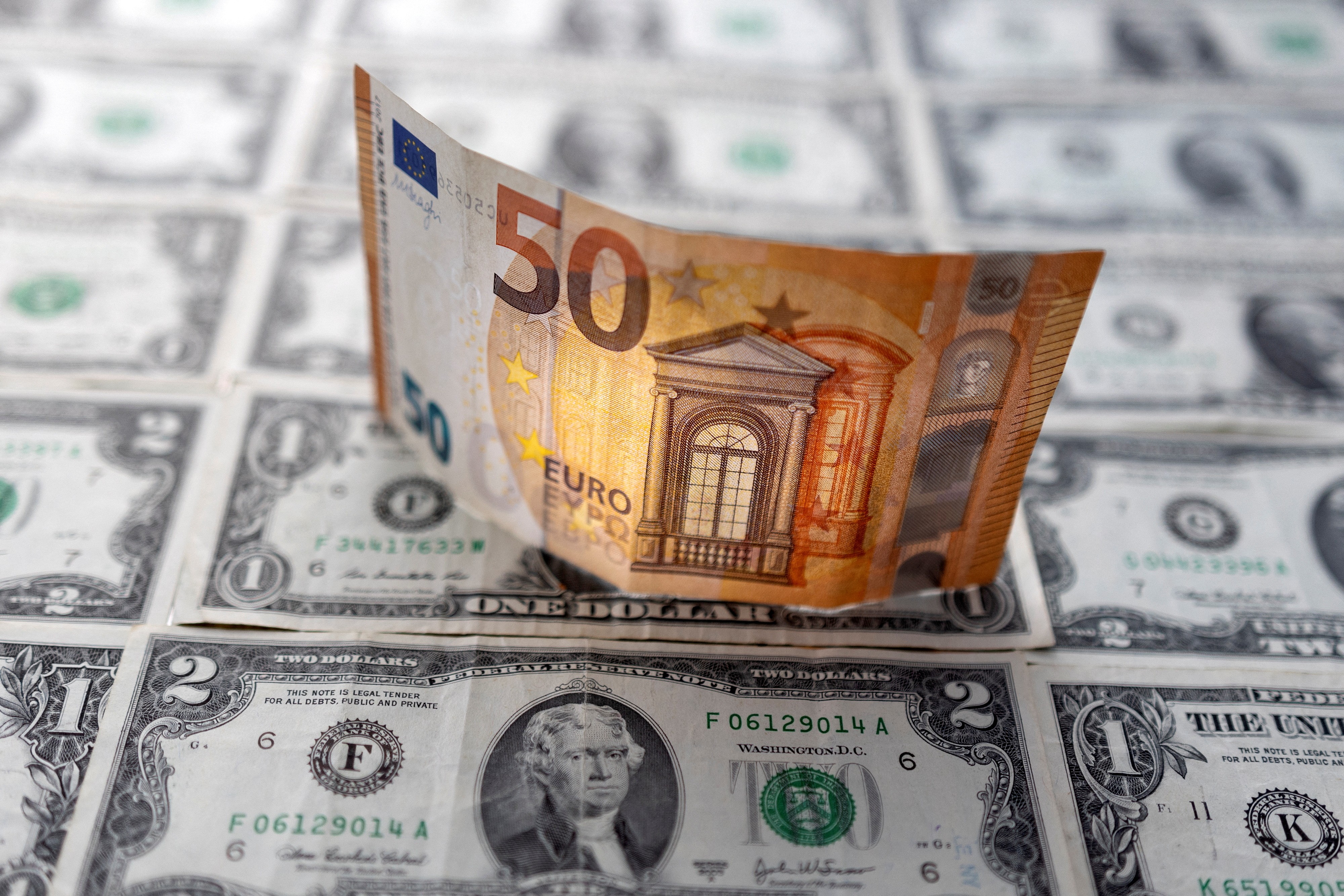 Euro ngang giá USD sau 20 năm