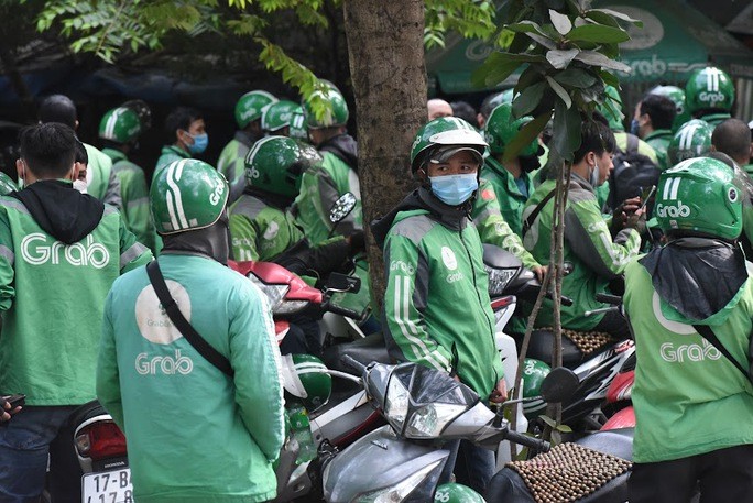 Grab 'lách luật' để thu phụ phí nắng nóng?