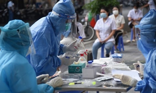"Sóng ngầm" Covid-19 tại Hà Nội: Nhiều người tái nhiễm, ca nặng gia tăng
