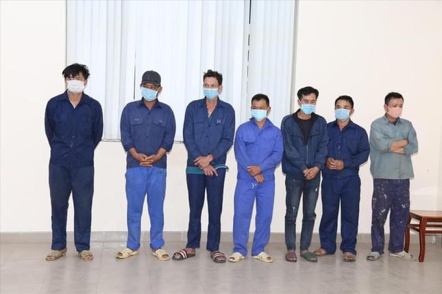 Đường dây buôn lậu 204 triệu lít xăng: Vì sao không xử lý hình sự tội đưa hối lộ?