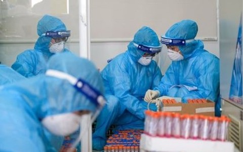 Dịch Covid-19 hôm nay: Số ca nhiễm tăng vọt lên 1.085, thêm nhiều bệnh nhân nặng