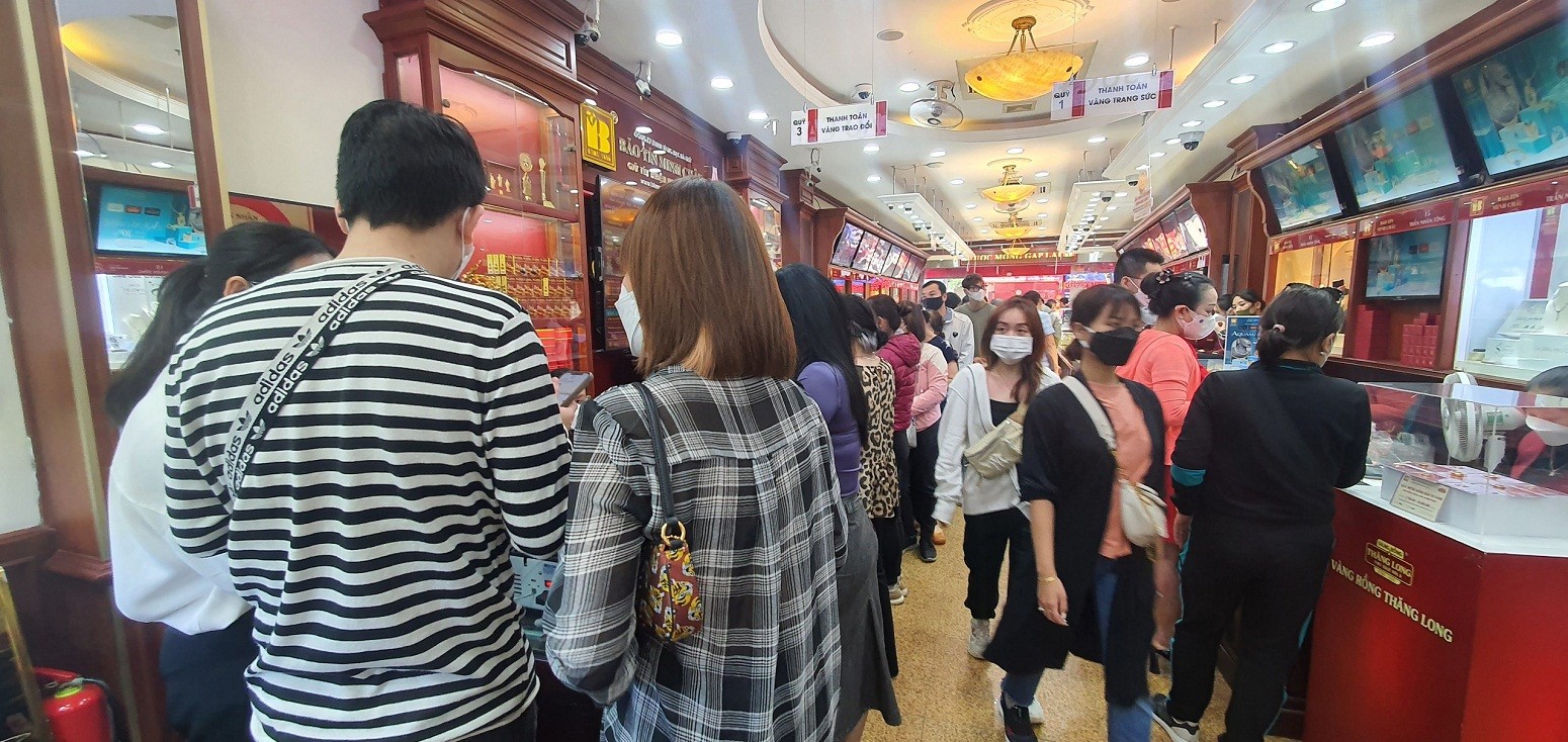 Người mua vàng 'đu đỉnh' thua lỗ gần 10 triệu đồng