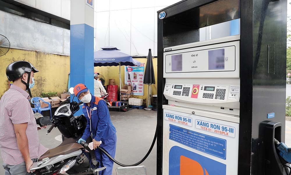 Xăng, dầu tiếp tục chờ giảm thuế