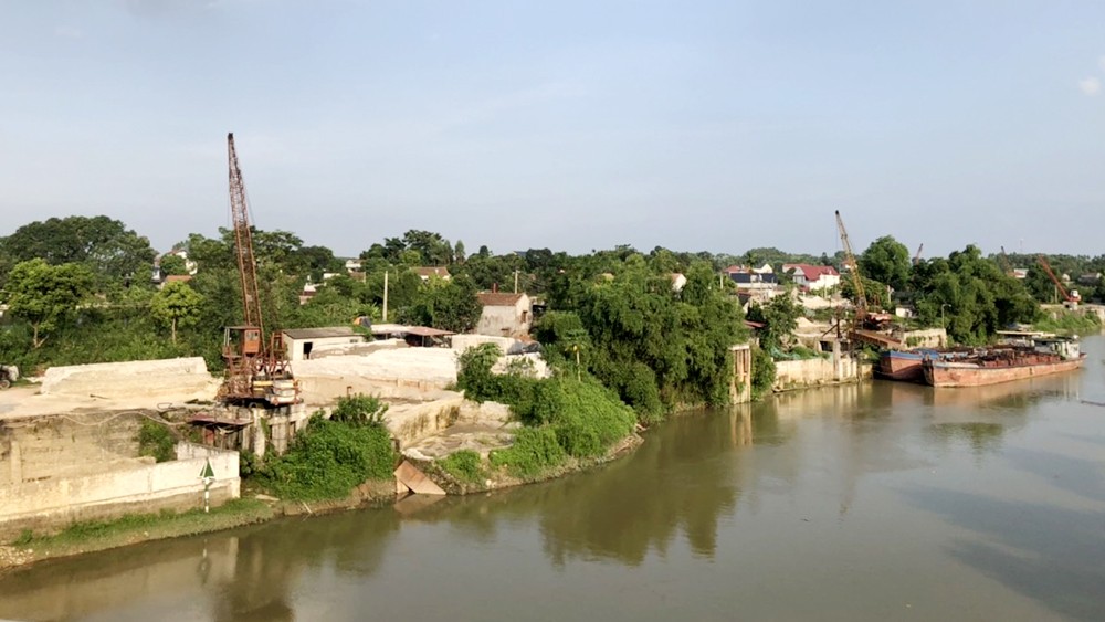 Hệ lụy từ bến thủy không phép