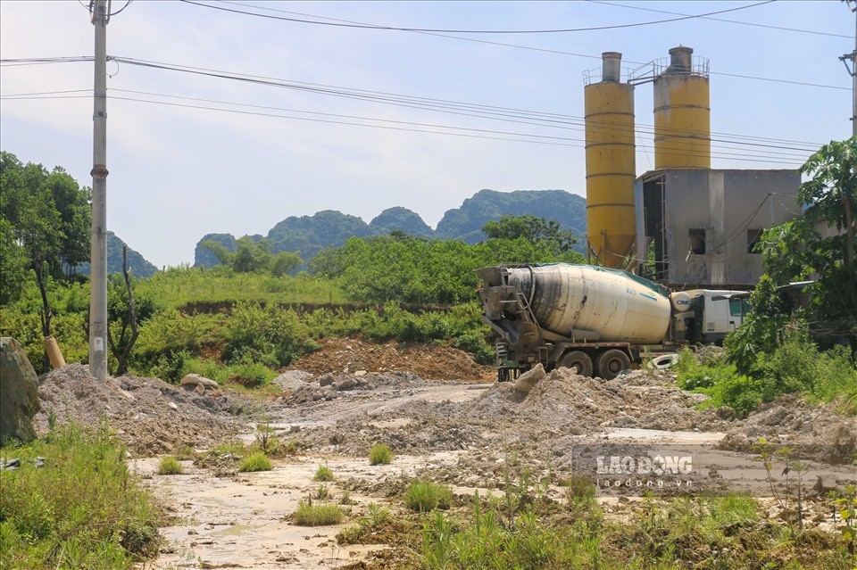 Kiểm tra trạm trộn bê tông bị dân tố gây ô nhiễm ở Hòa Bình