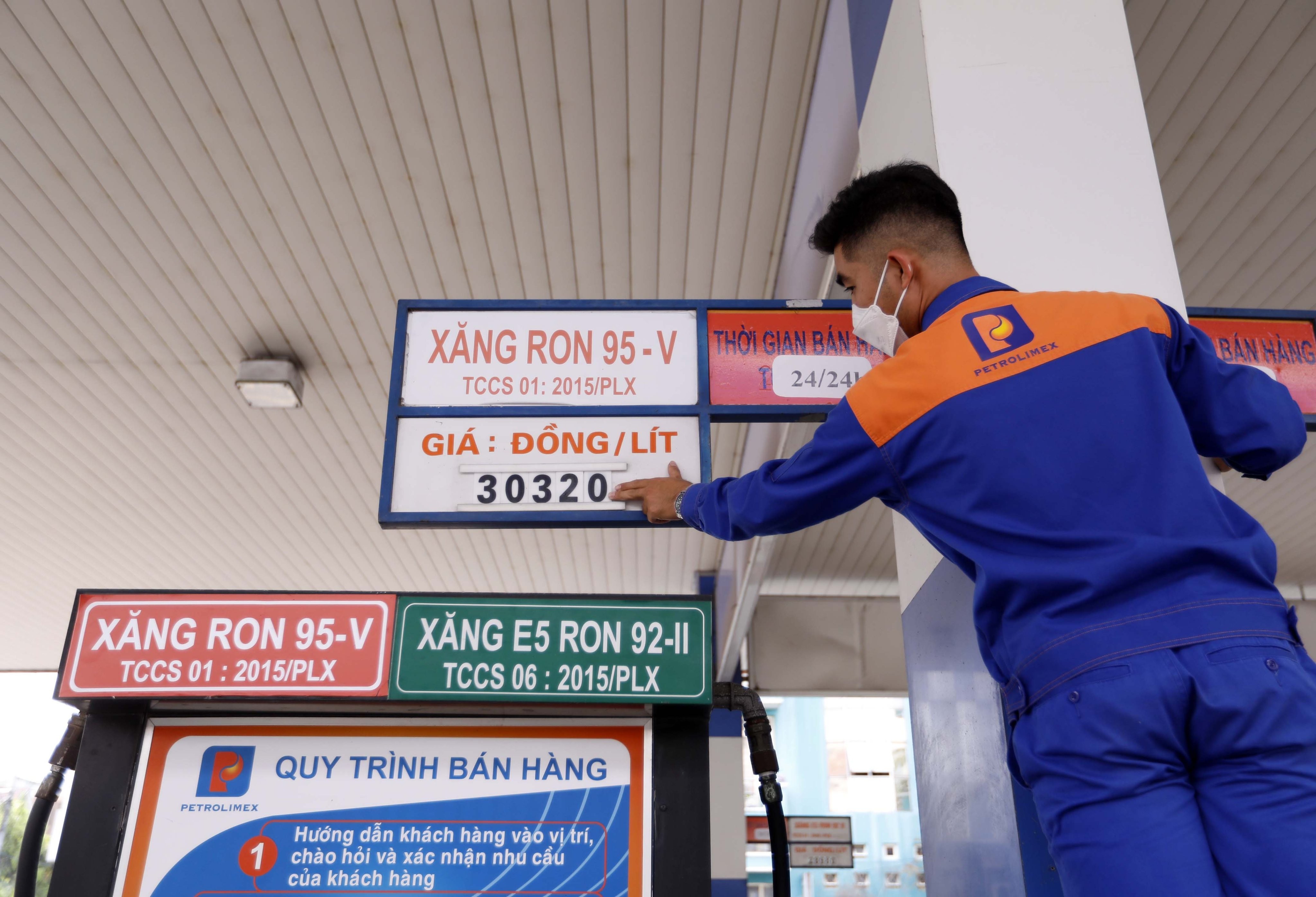 Vì sao chiều nay giá xăng chỉ giảm nhẹ?