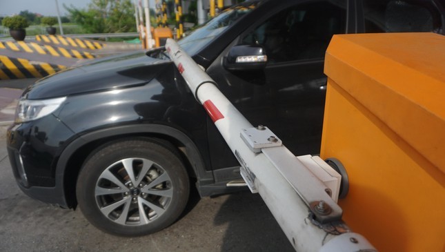 Nhiều tài xế bức xúc vì sự cố barie khi qua làn ETC Trạm Pháp Vân - Cầu Giẽ