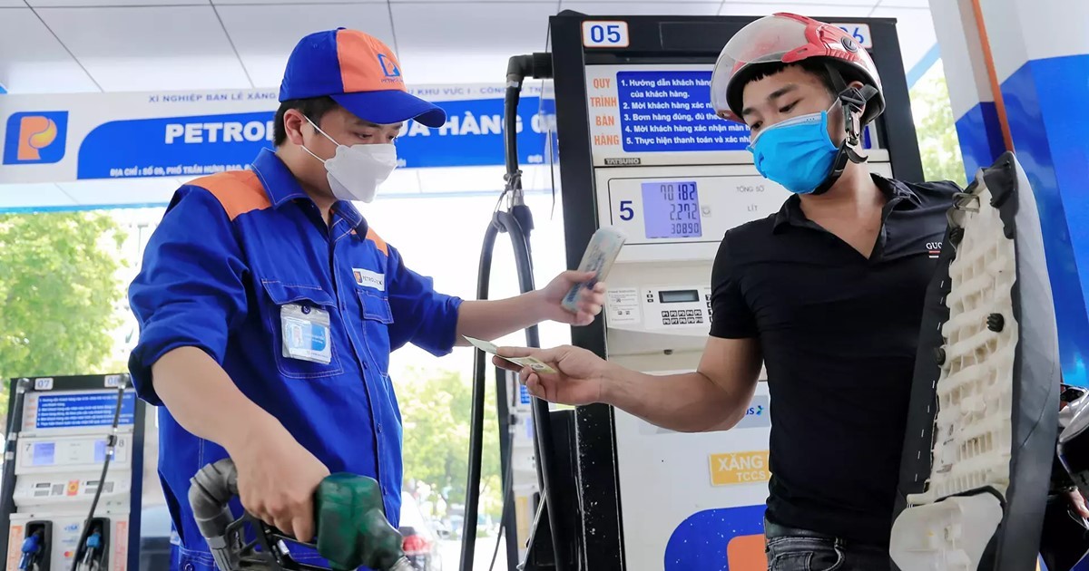 Giá xăng nhập vừa lao dốc mạnh, về mức 22.000 đồng/lít