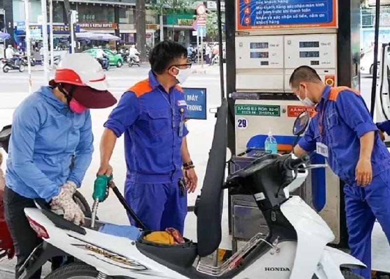Giá xăng giữ nguyên, tăng mạnh giá dầu