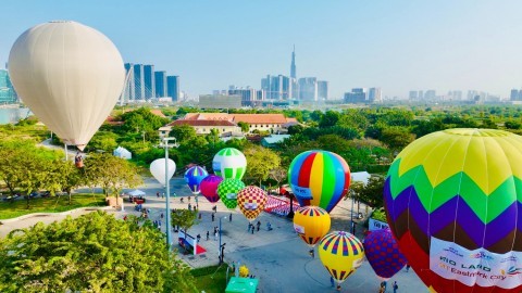 TP.HCM lần đầu thả khinh khí cầu, biểu diễn dù lượn dịp 2/9