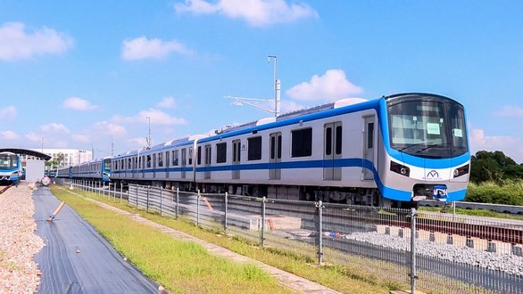 Hình ảnh chạy thử nghiệm đoàn tàu đầu tiên tại dự án metro số 1 TPHCM