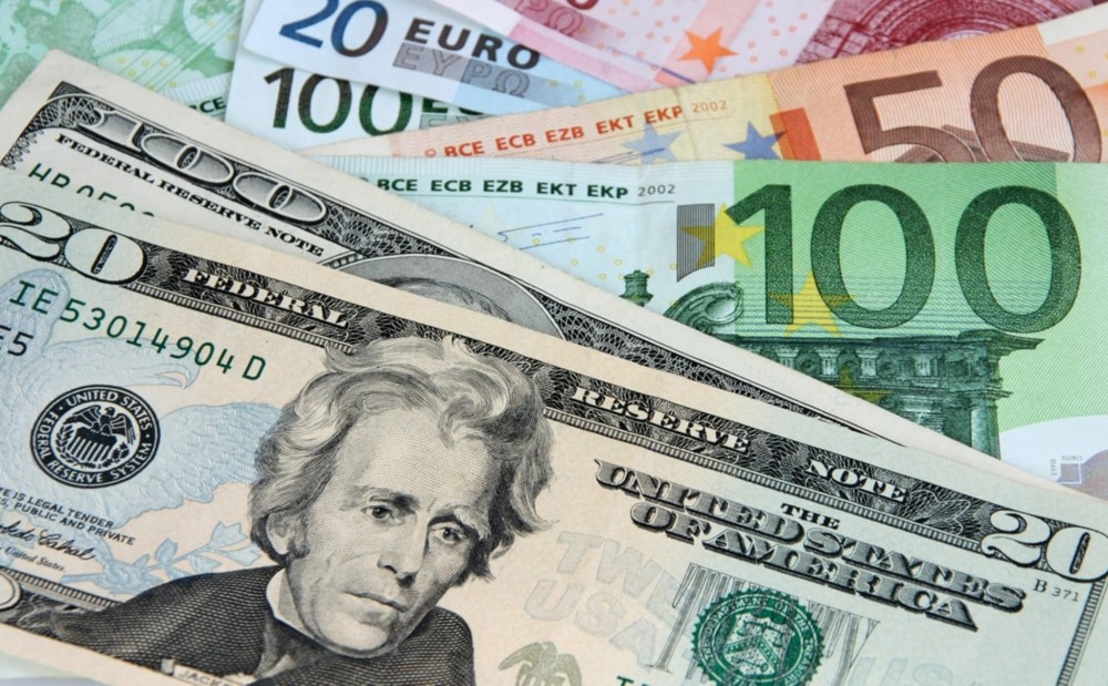 Đồng EUR lao dốc, USD 'lên hương'