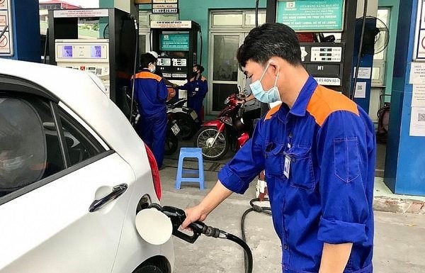 Giá xăng nhập bất ngờ vọt lên 25.000 đồng/lít