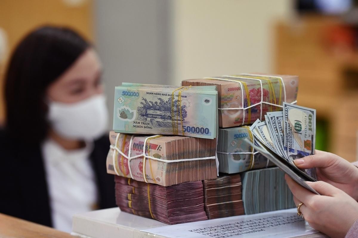 Lãi suất VNĐ đang leo dốc vì thiếu thanh khoản