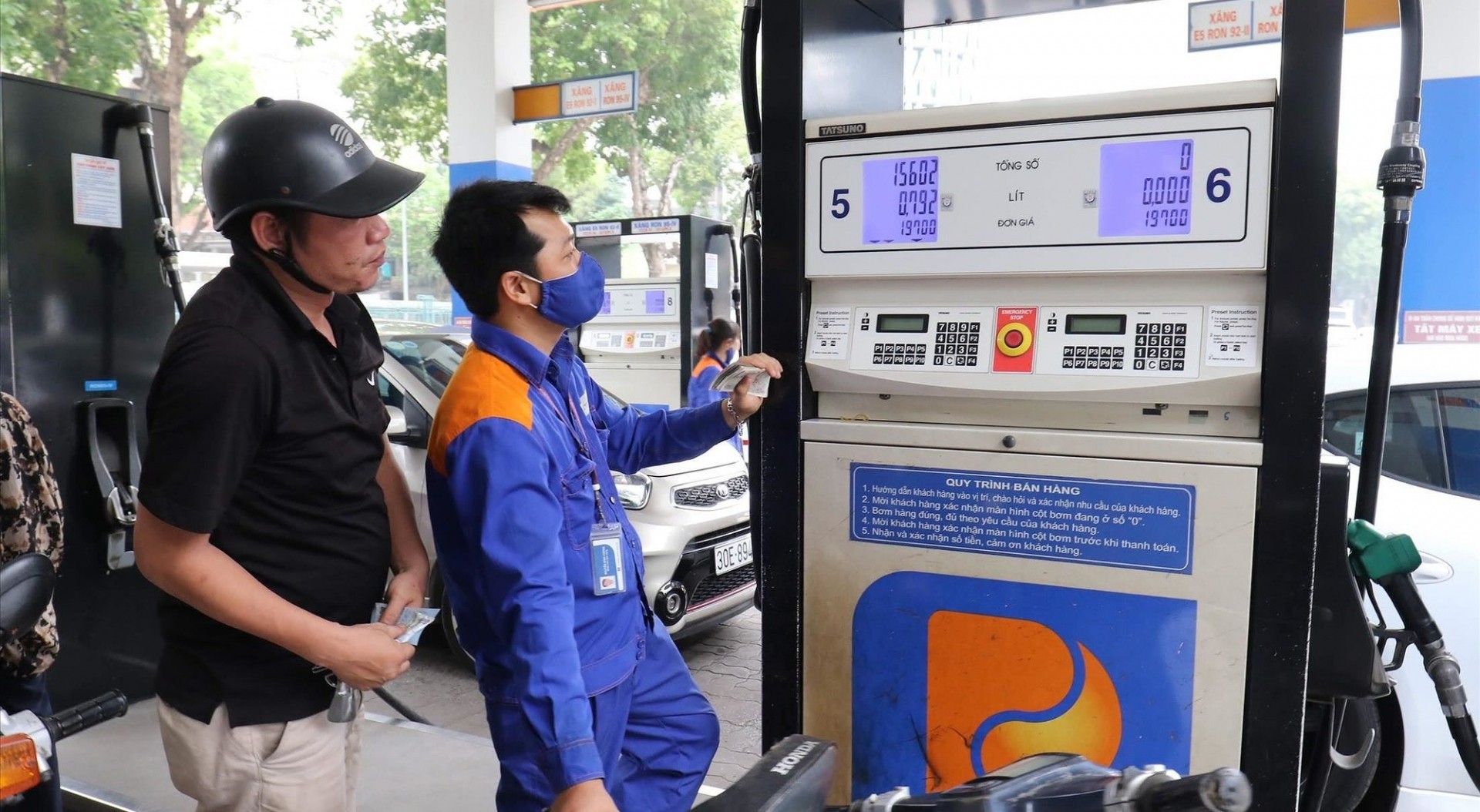 Bộ Tài chính đề xuất giảm 50% thuế tiêu thụ đặc biệt, thuế giá trị gia tăng với xăng dầu
