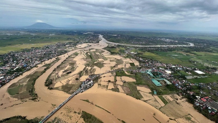 Bão Noru quét qua Philippines, gần 75.000 người sơ tán, ít nhất 5 người chết